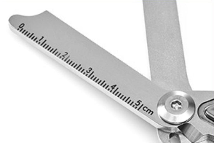 Integrated 5 cm ruler and angle guide on the trauma shears blade.