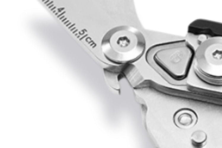 Built-in ring cutter on trauma shears—safe metal ring removal in emergencies.